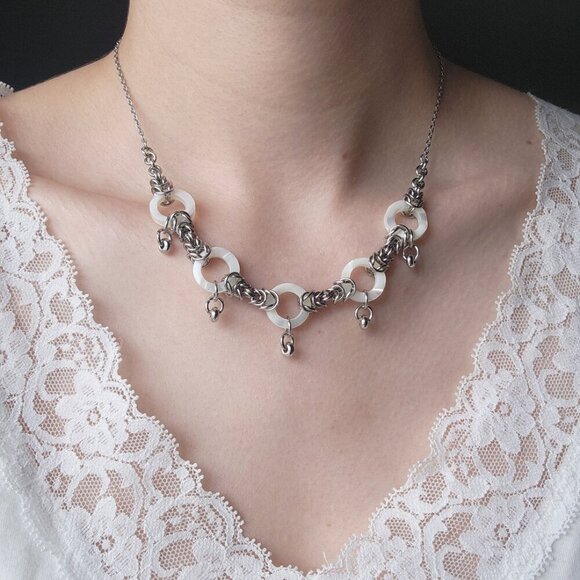 Mother-of-pearl and silver medieval princess chain mail necklace - Picture 4 of 9